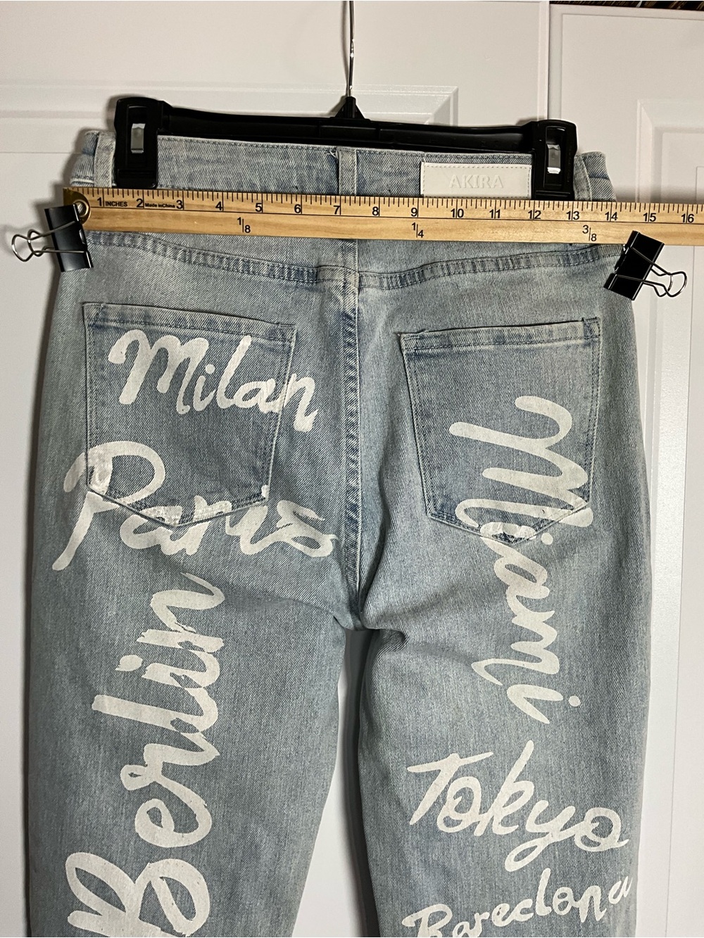 AKIRA City Graphics Size 7 (W27) Jeans Straight Leg Distressed Light Wash - Picture 4 of 8